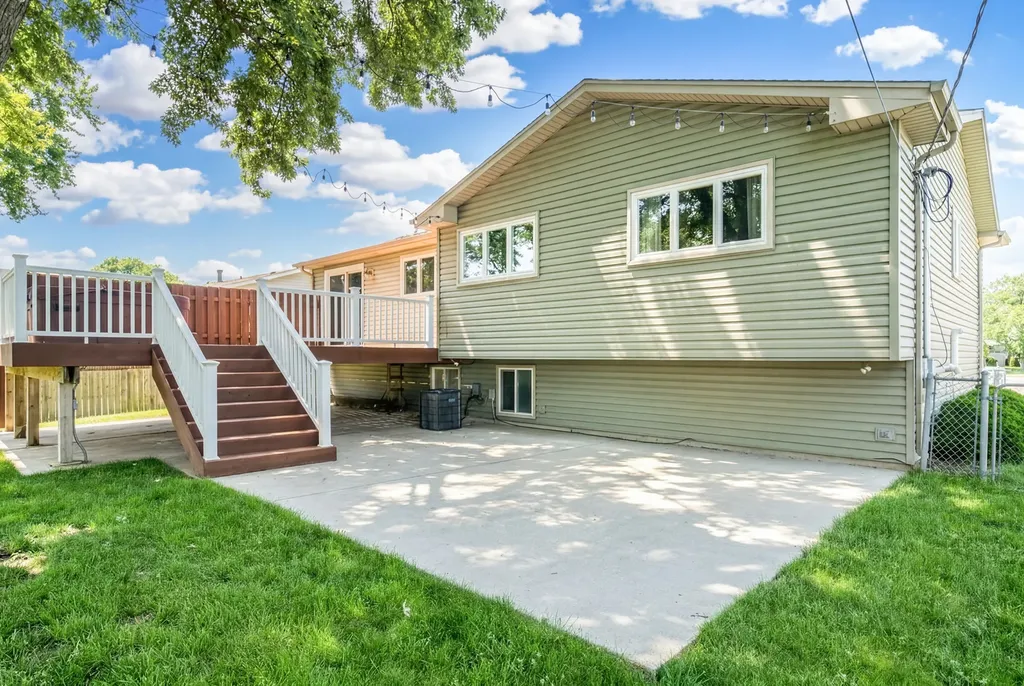 2413 Sioux Avenue Woodridge IL 60517