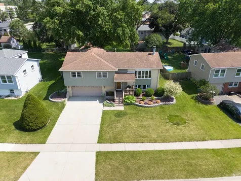 2413 Sioux Avenue Woodridge IL 60517