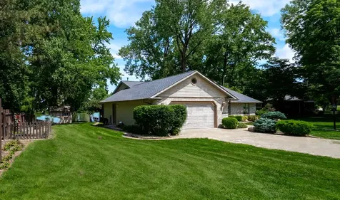 1802 Lake Shore Drive Mahomet IL 61853
