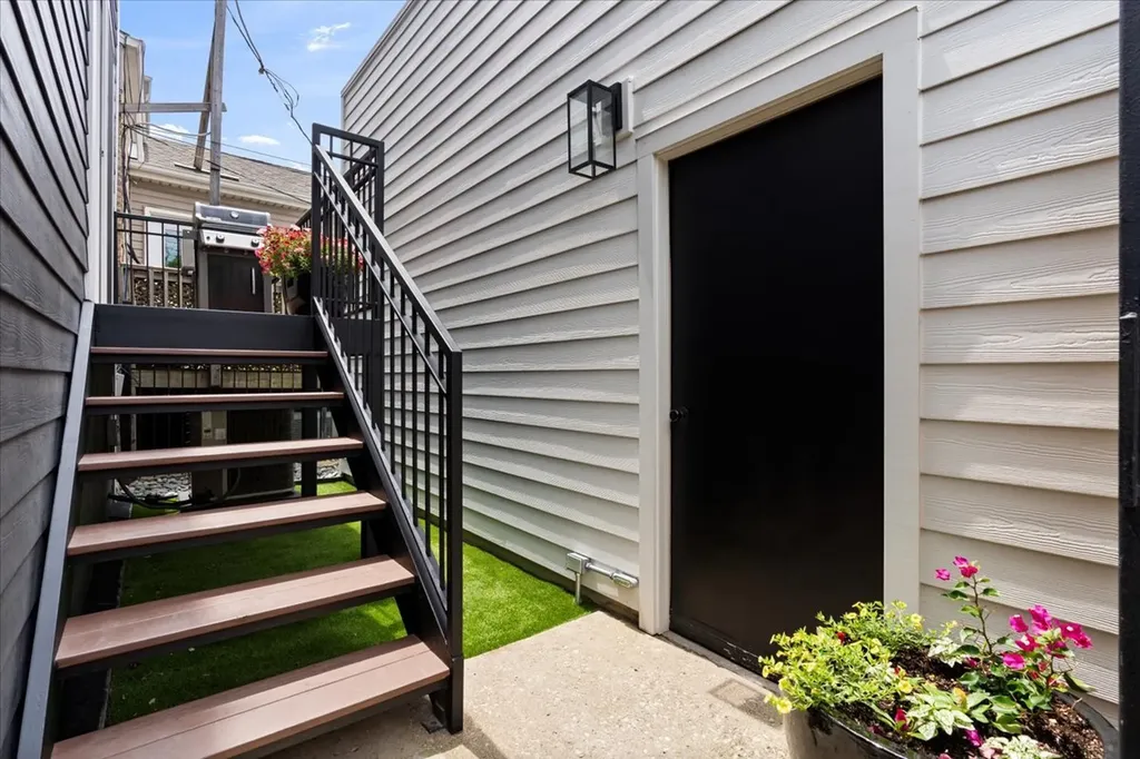 610 North Damen Avenue Chicago IL 60622