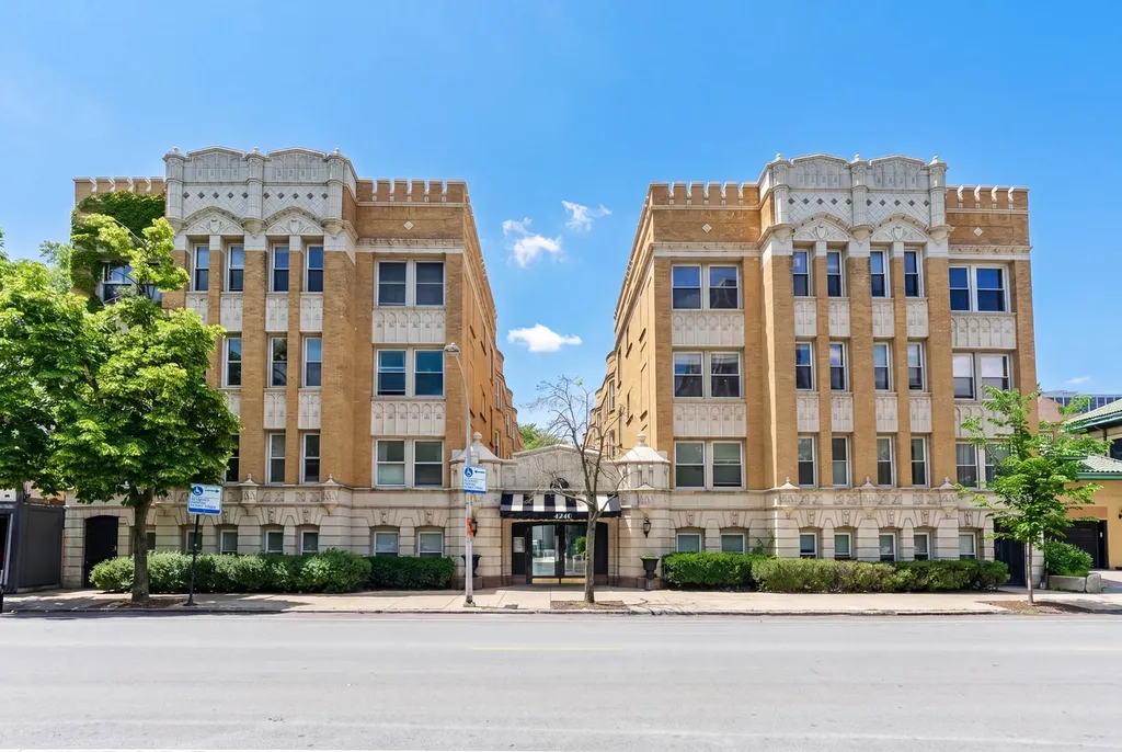 4240 North Clarendon Avenue Chicago IL 60613