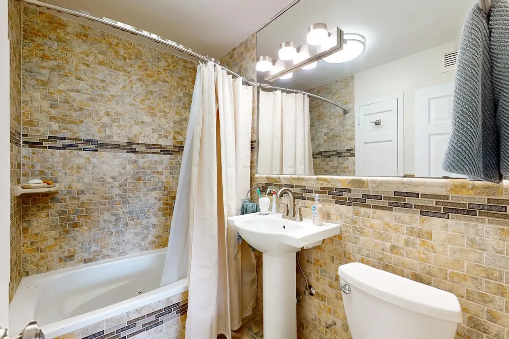 6301 North Sheridan Road Chicago IL 60660