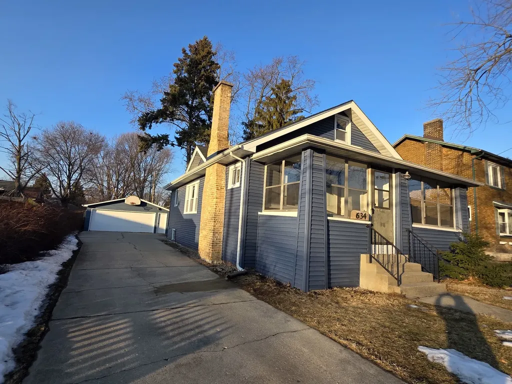 634 West Ridgeland Avenue Waukegan IL 60085