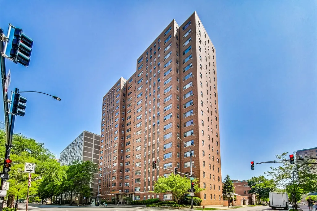2909 North Sheridan Road Chicago IL 60657