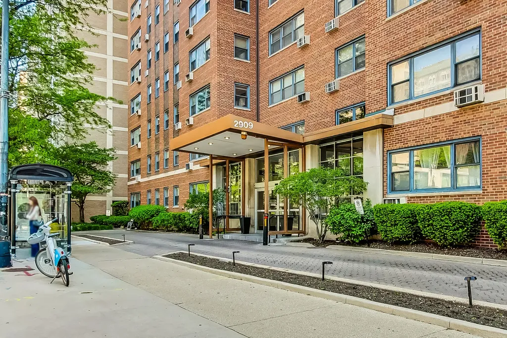 2909 North Sheridan Road Chicago IL 60657