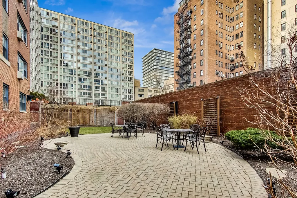 2909 North Sheridan Road Chicago IL 60657