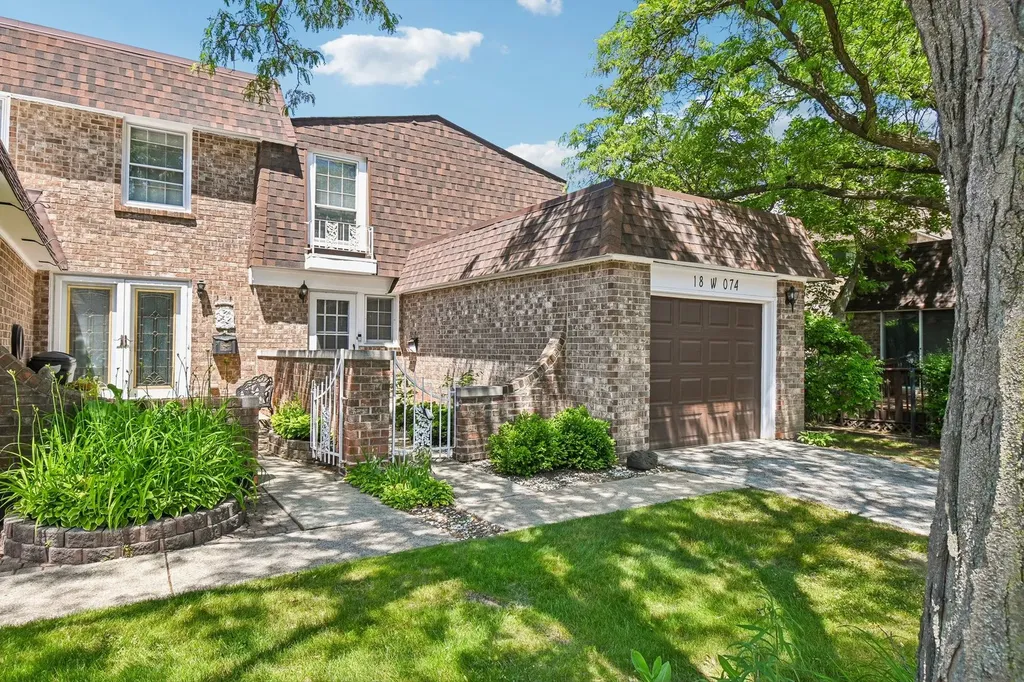 18W074 Jamestown Lane Villa Park IL 60181