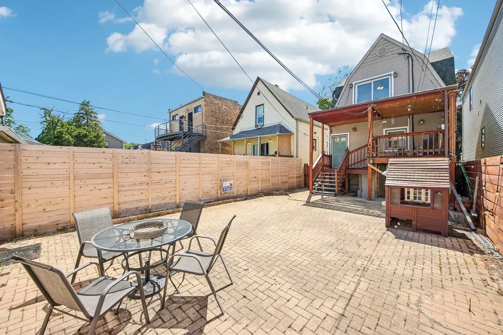 3819 North Kilpatrick Avenue Chicago IL 60641