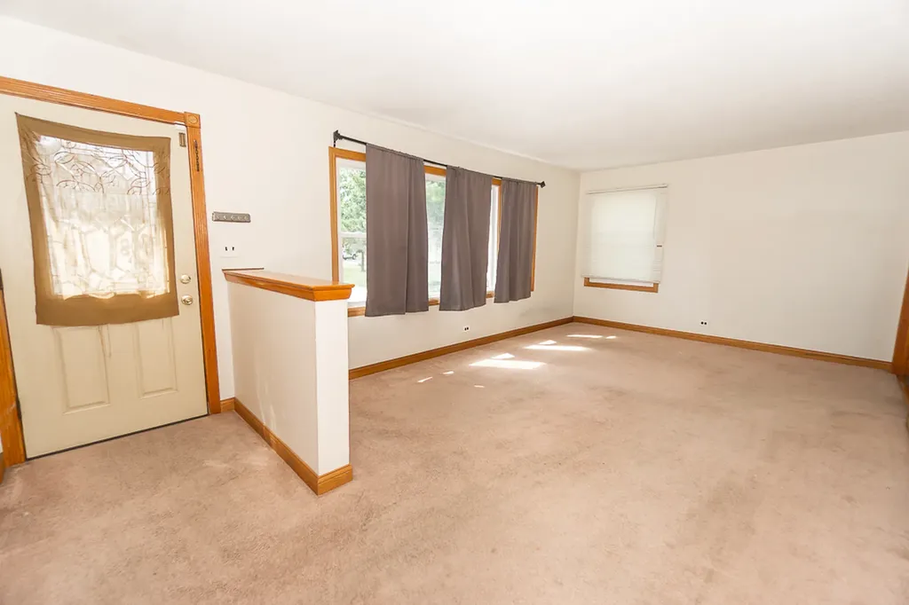 649 South Wisconsin Avenue Addison IL 60101