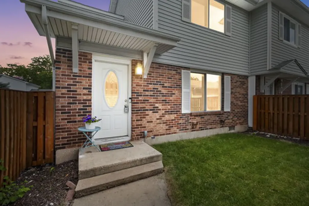 12 Scarlet Hawthorne Court Woodridge IL 60517