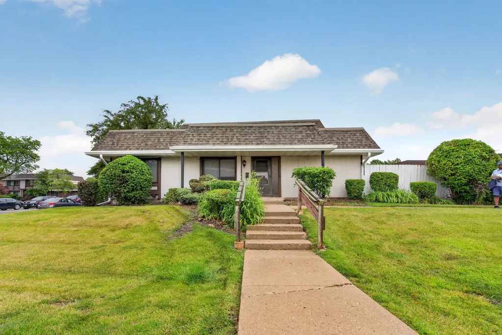 1289 Court E Court Hanover Park IL 60133
