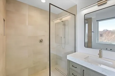 204 South Leavitt Street Chicago IL 60612