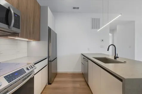 204 South Leavitt Street Chicago IL 60612