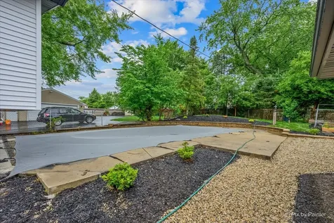 18172 West Twin Lakes Boulevard Grayslake IL 60030