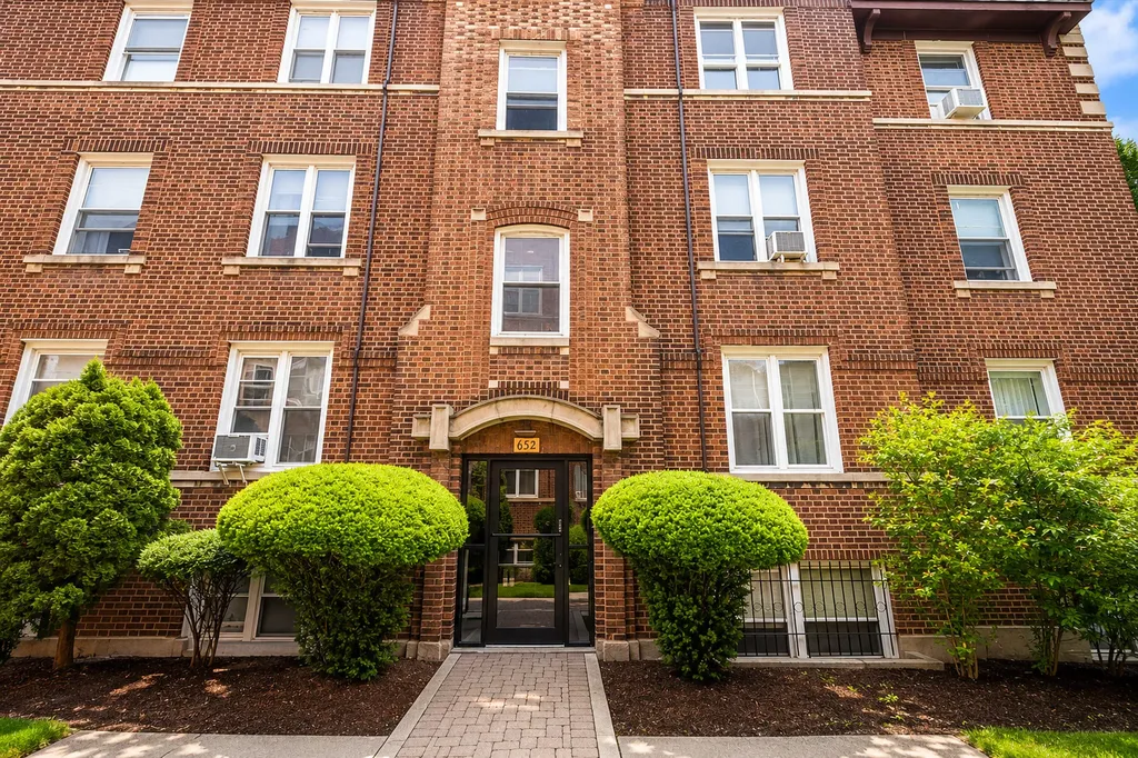 652 West Oakdale Avenue Chicago IL 60657