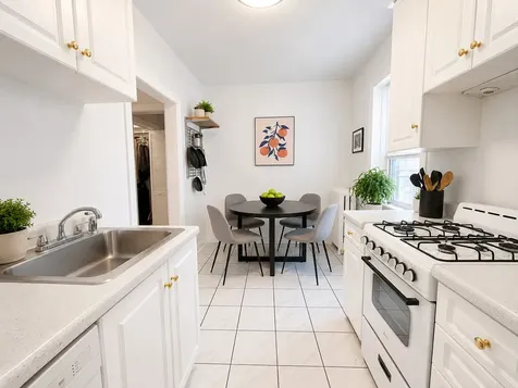 652 West Oakdale Avenue Chicago IL 60657
