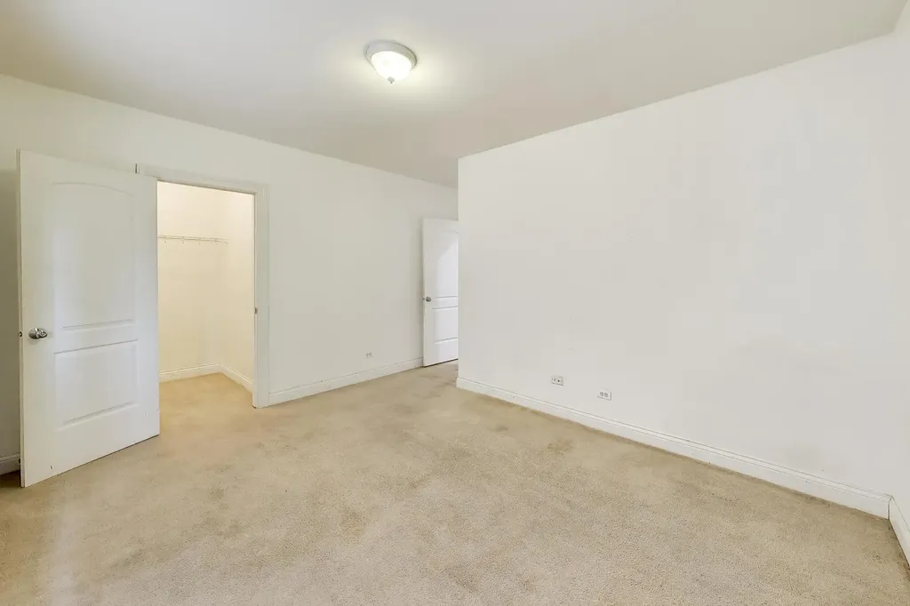 6835 South Cornell Avenue Chicago IL 60649