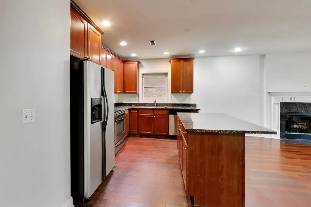 6835 South Cornell Avenue Chicago IL 60649