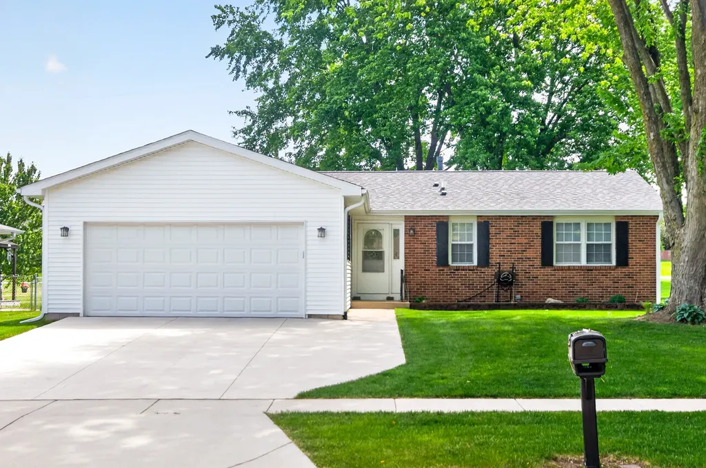 1526 Pebblewood Drive Sycamore IL 60178
