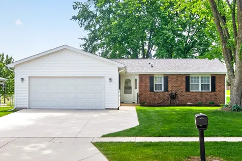 1526 Pebblewood Drive Sycamore IL 60178