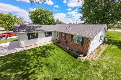 1526 Pebblewood Drive Sycamore IL 60178