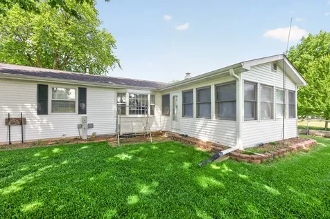 1526 Pebblewood Drive Sycamore IL 60178