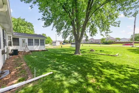 1526 Pebblewood Drive Sycamore IL 60178