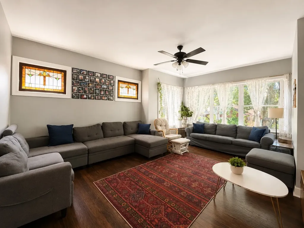 5837 North Washtenaw Avenue Chicago IL 60659