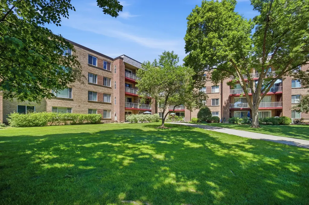 945 East Kenilworth Avenue Palatine IL 60074