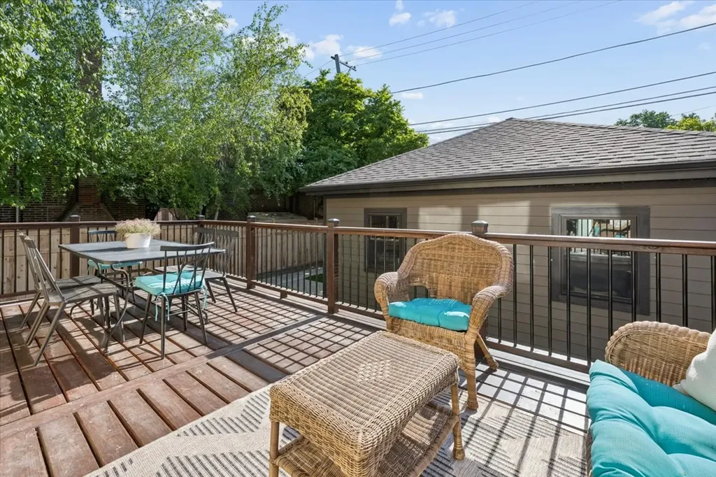 5942 North Kolmar Avenue Chicago IL 60646