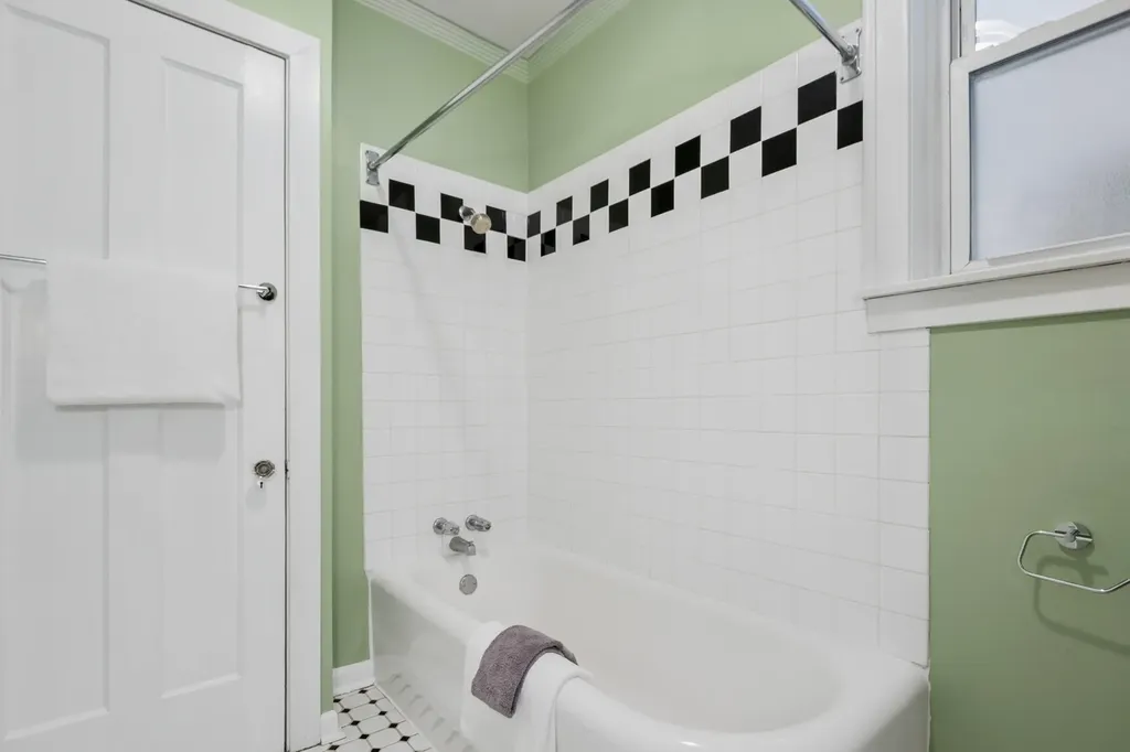 1530 West Elmdale Avenue Chicago IL 60660