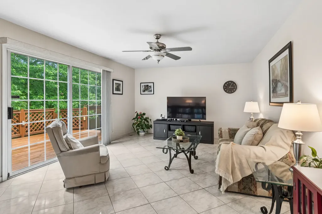 1289 Narragansett Drive Carol Stream IL 60188