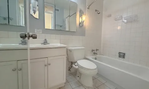 720 West Gordon Terrace Chicago IL 60613
