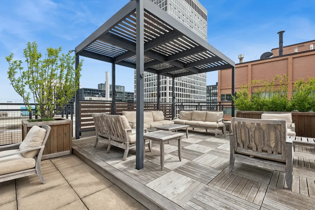 850 North Dewitt Place Chicago IL 60611