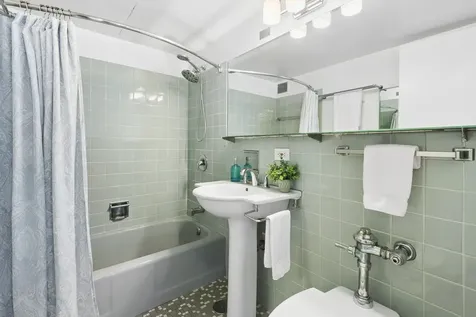 850 North Dewitt Place Chicago IL 60611