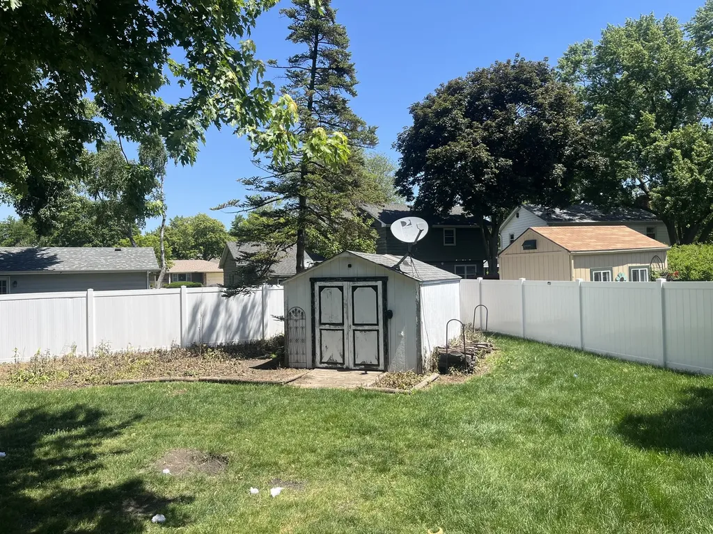 2221 Mayflower Drive Aurora IL 60506