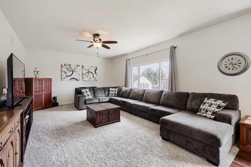 563 Camellia Avenue Aurora IL 60505