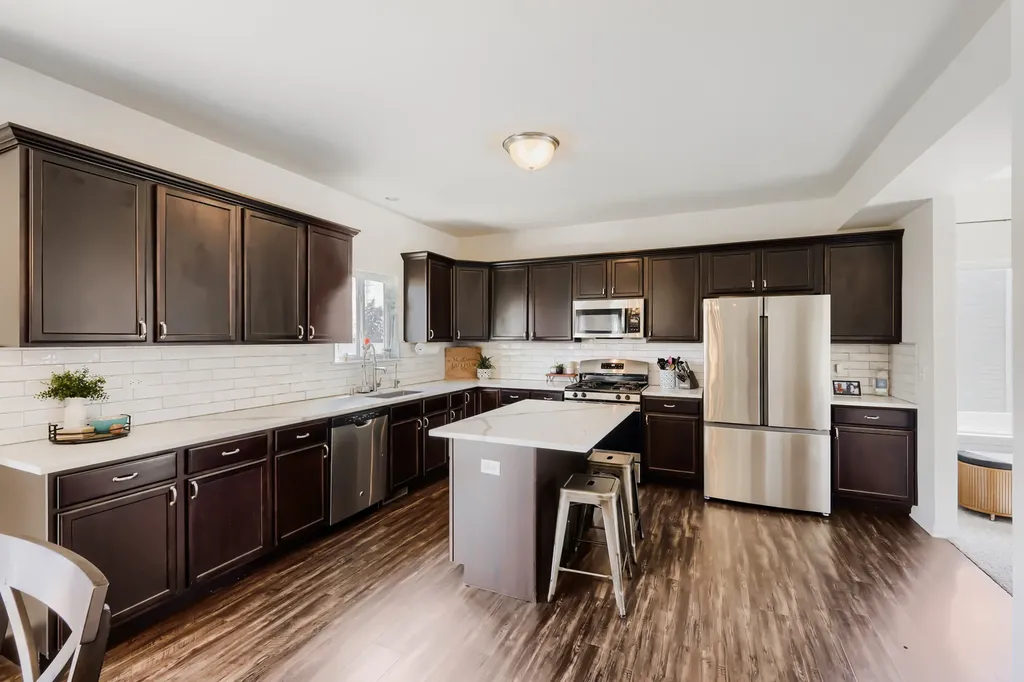 563 Camellia Avenue Aurora IL 60505