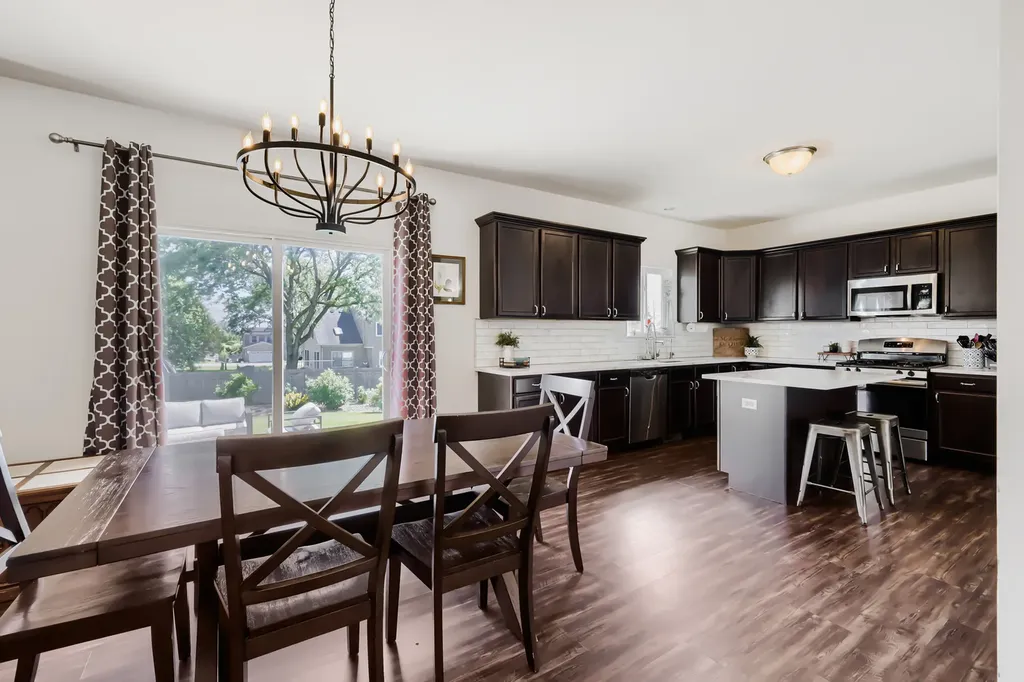 563 Camellia Avenue Aurora IL 60505