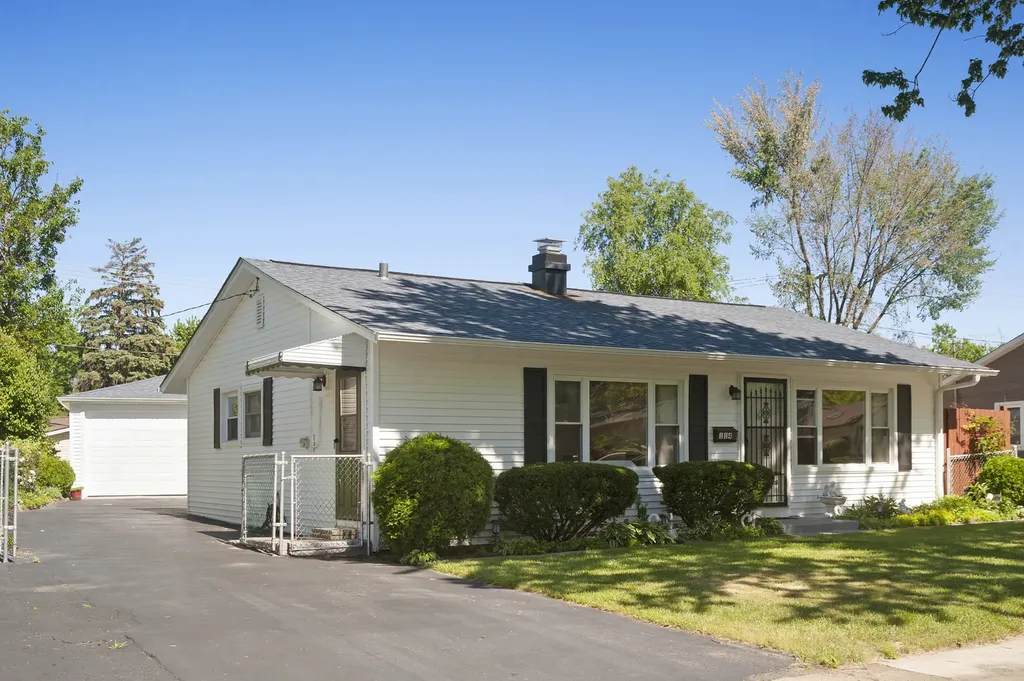 114 Mccabe Drive Streamwood IL 60107