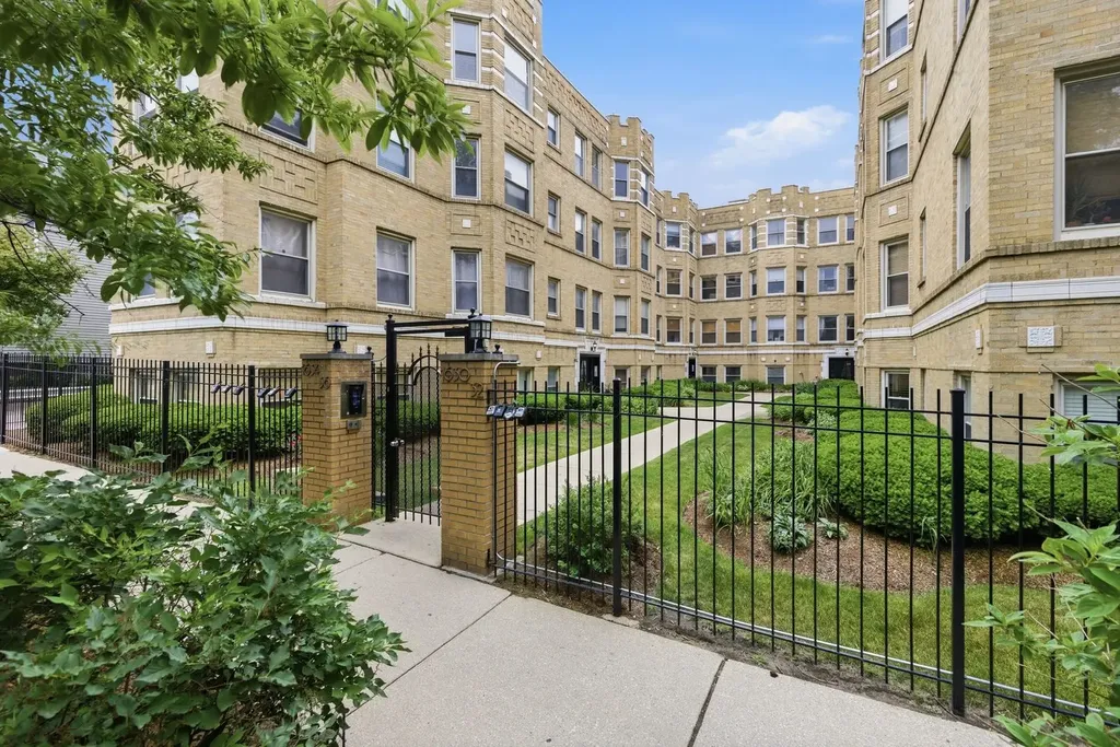 1634 West Columbia Avenue Chicago IL 60626