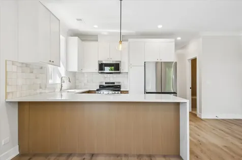 1542 West Rosemont Avenue Chicago IL 60660