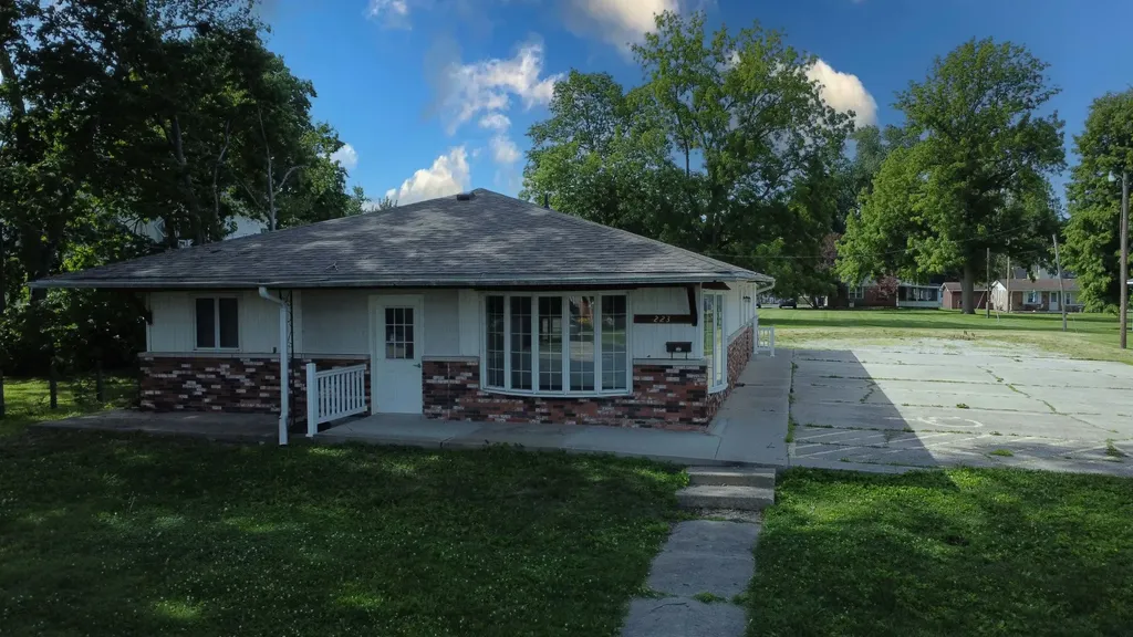 223 East Mulberry Street Watseka IL 60970