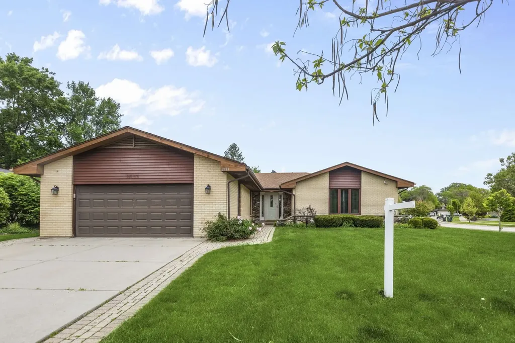 2653 North Bradford Drive Arlington Heights IL 60004