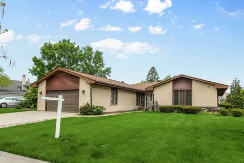 2653 North Bradford Drive Arlington Heights IL 60004