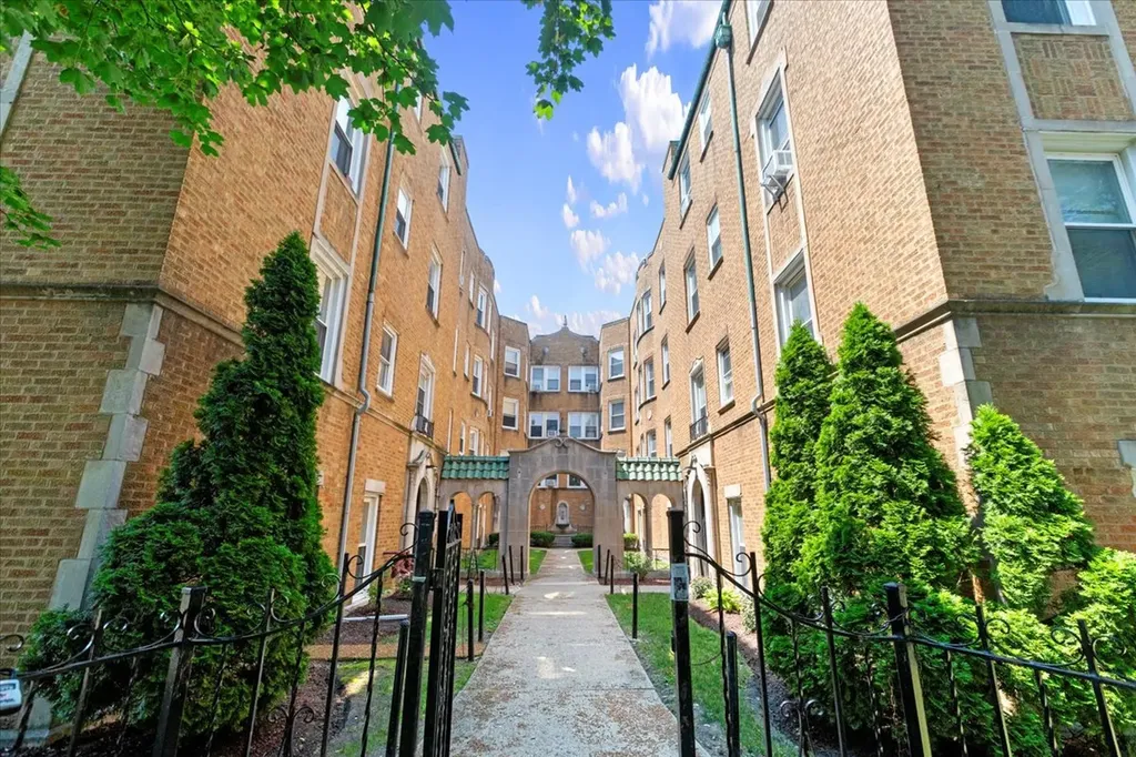 6414 North Newgard Avenue Chicago IL 60626