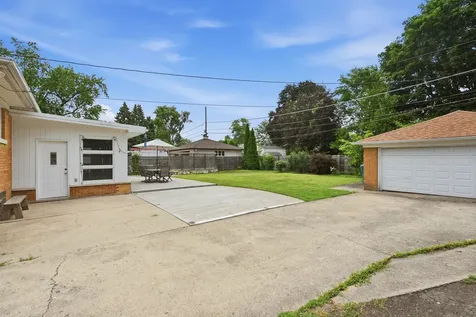 204 South Reedwood Drive Joliet IL 60436