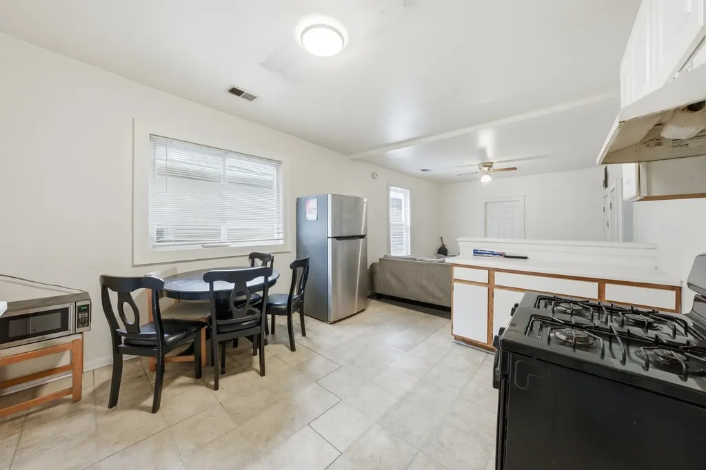 2643 South Hillock Avenue Chicago IL 60608