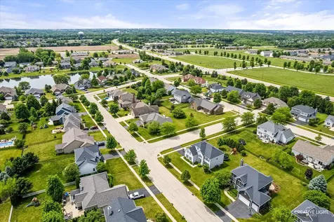 2423 Dustin Drive Sycamore IL 60178