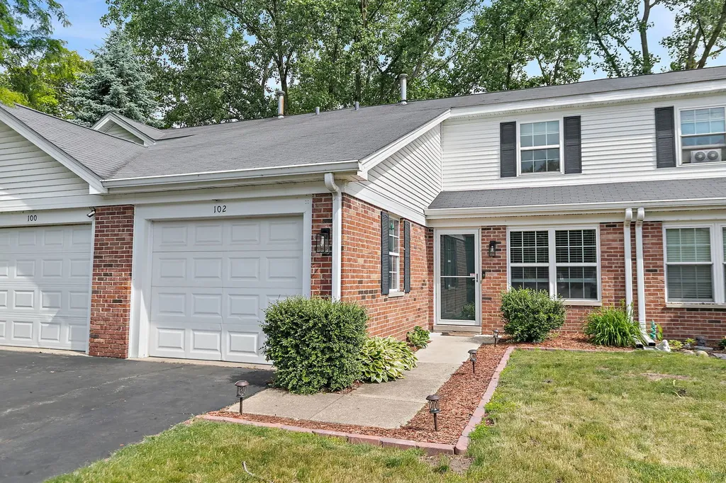 102 Pine Circle Cary IL 60013